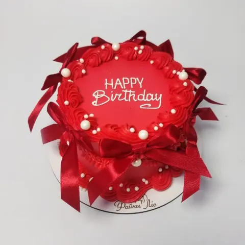 Красный бенто с кремовой отделкой и бантами, надпись «Happy Birthday»