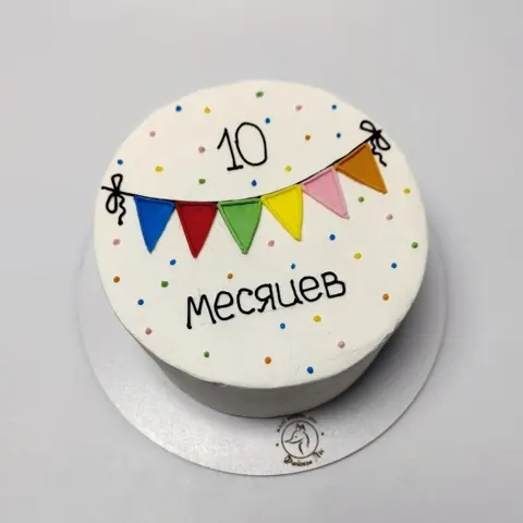 Бенто с гирляндой цветных флажков и надписью «10 месяцев»