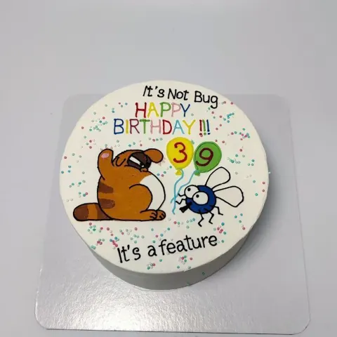 Бенто с распечаткой кота и жука, надпись «Happy Birthday»
