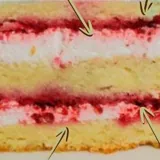 Начинка Кокосовая с клубникой и малиной в разрезе