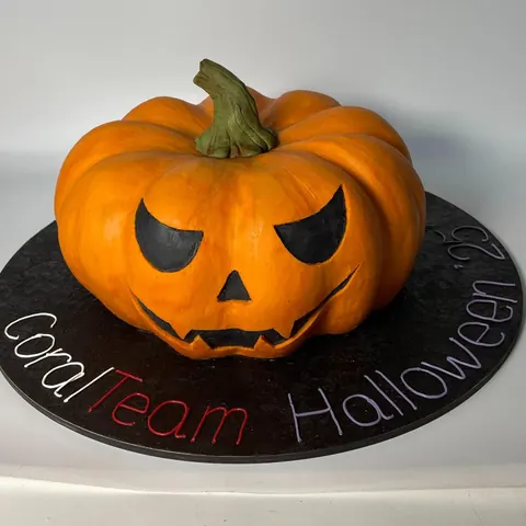 Торт-тыква на Halloween с названием команды на подложке