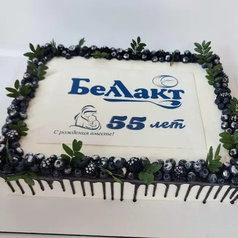 Прямоугольный торт с логотипом к 55-летию компании, ежевикой, голубикой и шоколадными подтёками