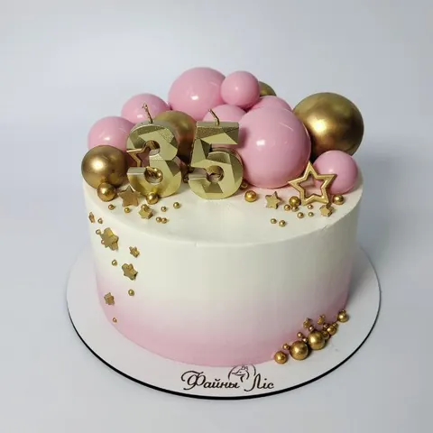 Розовый торт с золотыми шарами и цифрой 35