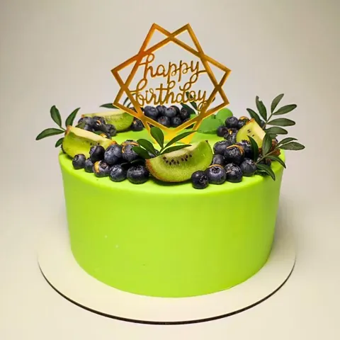 Салатовый торт с ягодами, киви и топпером Happy Birthday