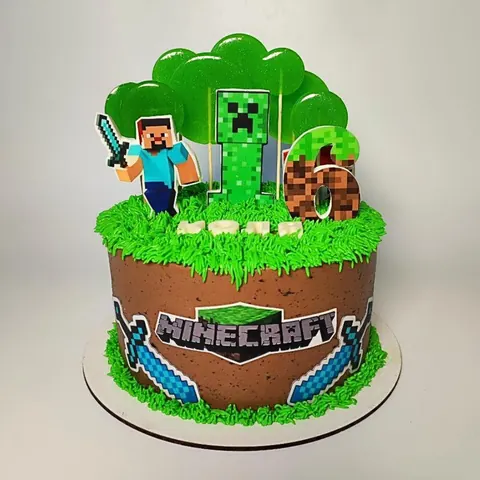 Торт Minecraft с фигурками и травой из крема