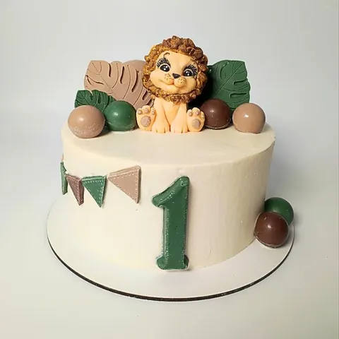 Белый торт со львёнком, флажками и цифрой 1