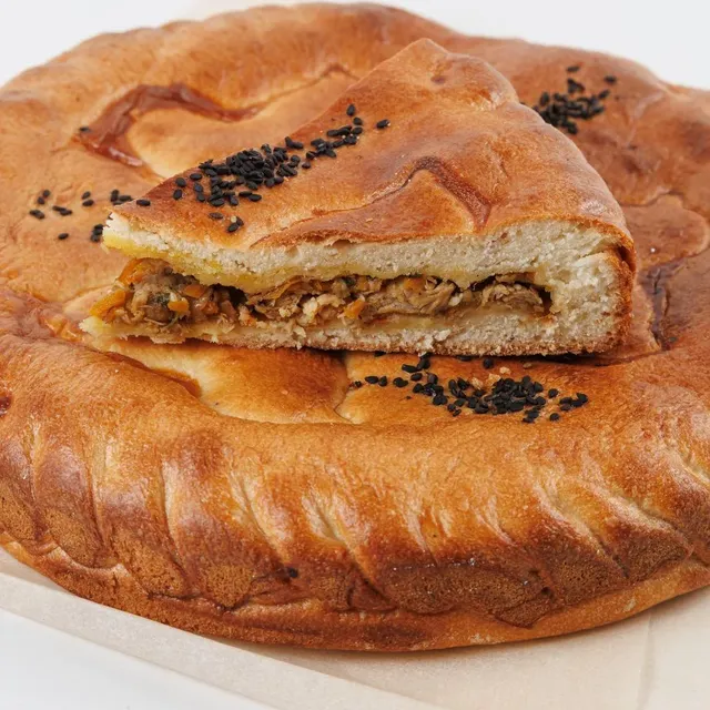 Пирог с курицей терияки — в разрезе